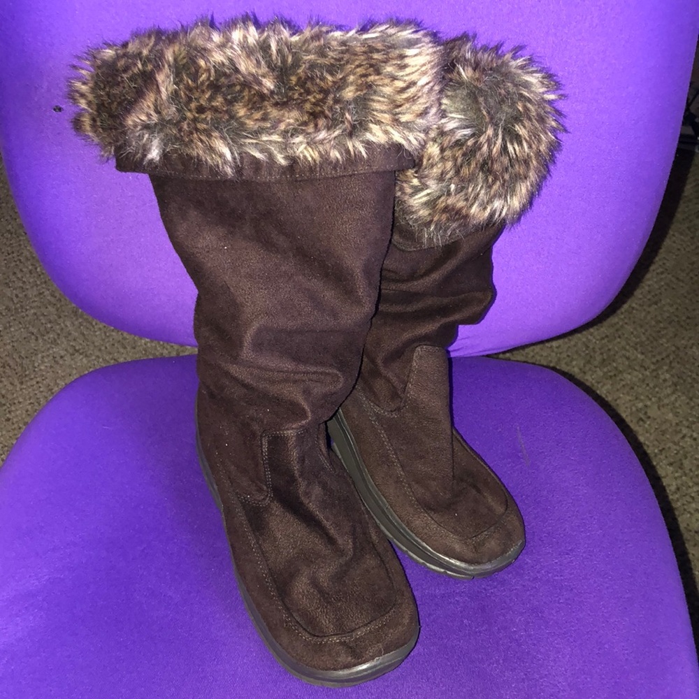 Boots with fur trim
